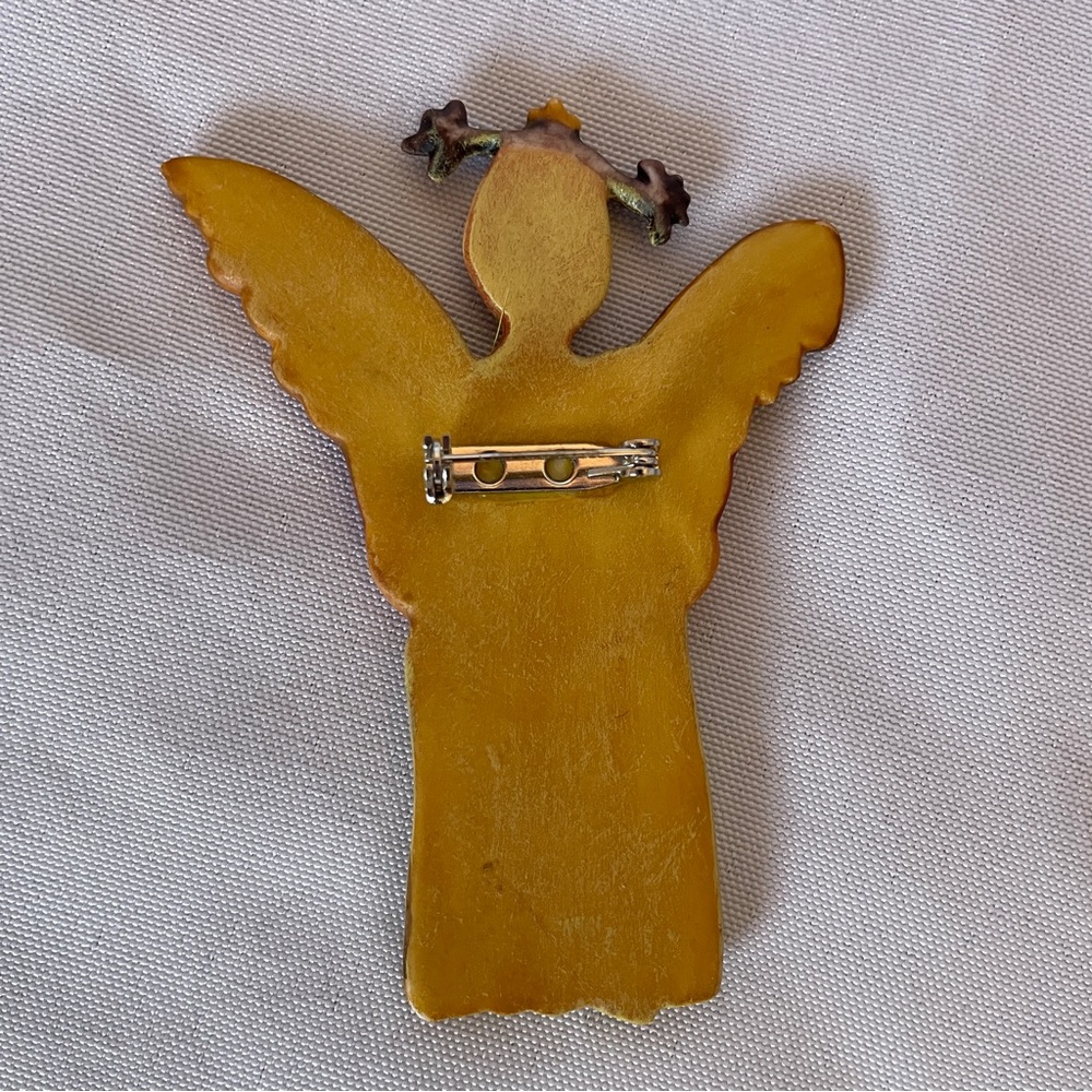 Charming Angel with Heart Brooch - Picture 3 of 3